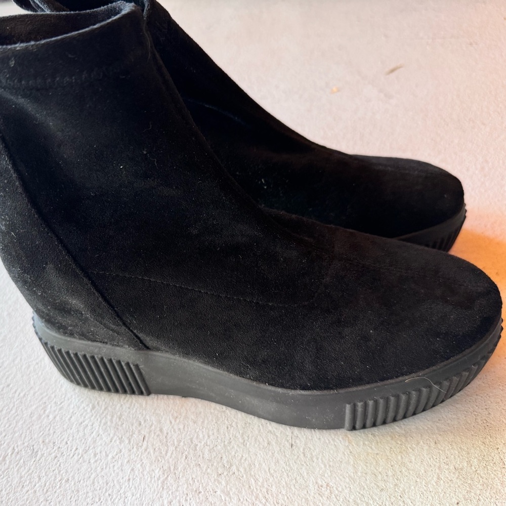 Brand new Steve Madden suede boots